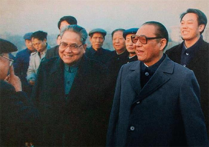 1987年1月1日，时任中央政治局委员、书记处书记习仲勋（右二）视察西安环城建设工作。.png