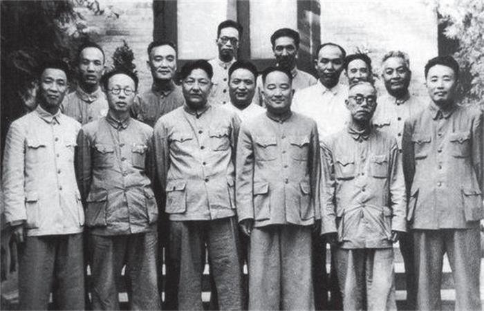 1950年代，习仲勋与一些老同志合影，后排右一为赵伯平。.png