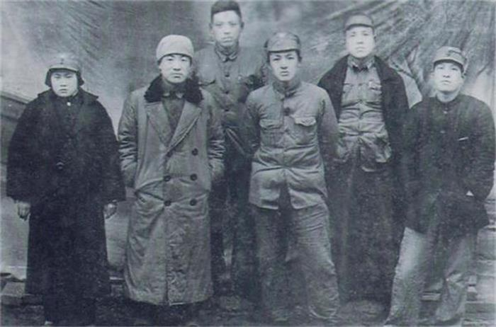 1937年10月，关中特区改称关中分区，习仲勋任分区地委书记，图为习仲勋（前排左三）与分区的战友们。.png