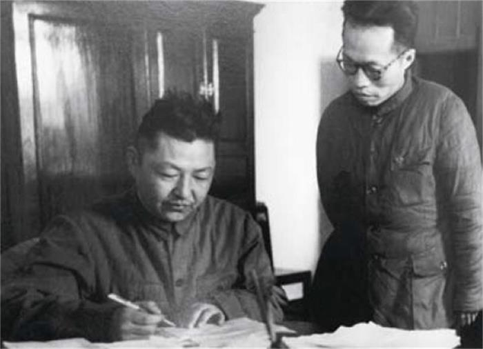 1950年10月，时任西北军政委员会代理主席习仲勋在批阅文件。.png