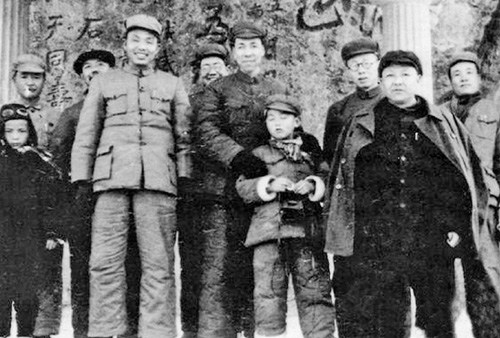1950年，习仲勋（前排右一）、王世泰（后排右三）等在西安临潼捉蒋亭留影.png
